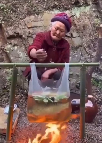 Balığı tuttuk şimdi de pişirmesi kaldı. Kadının kocaman balığı pişirme şekline kimse inanamadı. Ne yapıyorsun sen öyle - Resim : 1