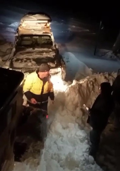 Kar kalınlığının 1,5 metre olduğu yaylada mahsur kalan 12 kişi kurtarıldı - Resim : 1