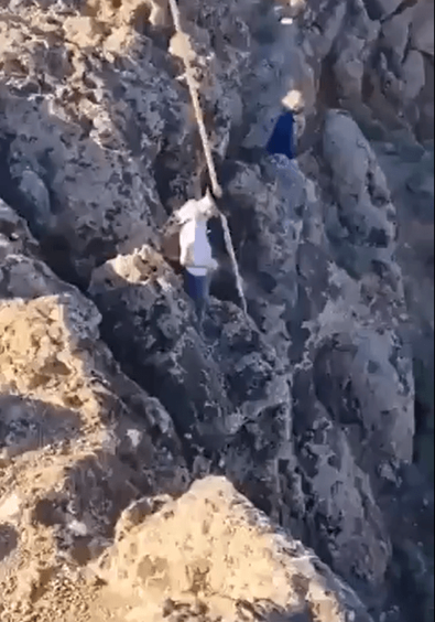 Elindeki sopayla öyle bir şey yaptı ki... Çobanların o yöntemi yürekleri ağza getirdi - Resim : 1