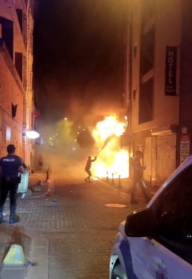 Kadıköy'de korkutan yangın! İş yeri alev alev yandı - Resim : 2