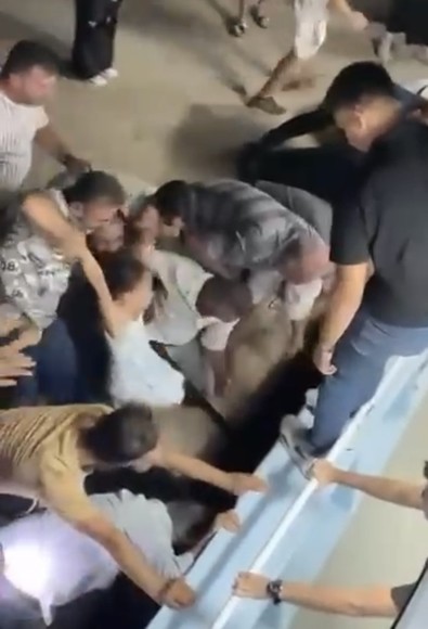 Boşluğu fark etmeyen çocuk gemiden suya düştü! Babası ve çevredekiler seferber oldu: O anlar kamerada - Resim : 2