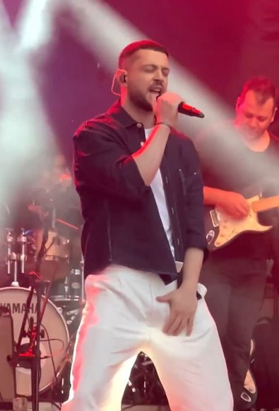 Murat Boz’dan sahnede tepki çeken hareket! Dinleyiciler neye uğradığını şaşırdı - Resim : 3