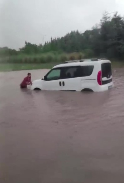 Kocaeli'yi sağanak vurdu: Sürücüler mahsur kaldı! - Resim : 2