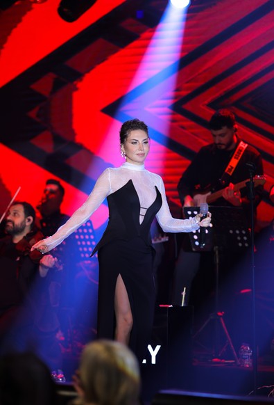 Ebru Yaşar’la bayram coşkusu! Başarılı müzik kariyerinin sırlarını paylaştı - Resim : 1