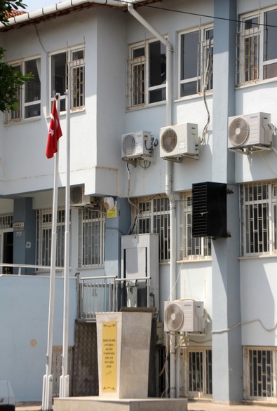 Atatürk büstüne balyozlu saldırı: Maskeli saldırganın tespiti için çalışılıyor - Resim : 1