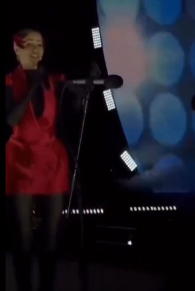 Derya Uluğ'a sahnede saldırı! Neye uğradığını şaşırdı - Resim : 2