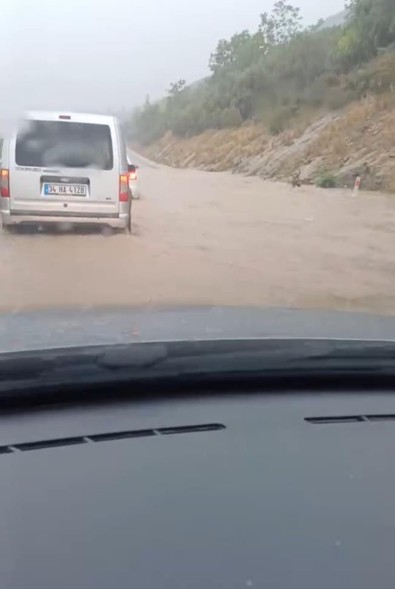 Kocaeli'de yağan sağanak D-100'de ulaşımı olumsuz etkiledi! - Resim : 2