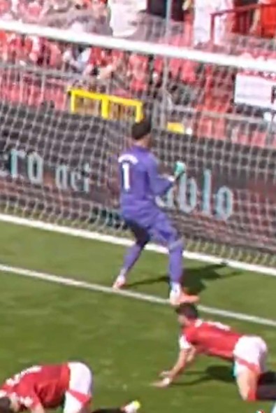 Dünya devinden Altay Bayındır'ı kızdıracak paylaşım! “Kaleci seviniyor mu?" - Resim : 1