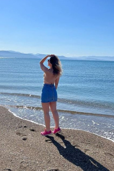 KPSS derslerine dekolte kıyafetle giren öğretmen yaz sezonunu açtı... İşte paylaştığı o fotoğraflar - Resim : 1