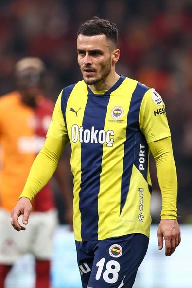 Fenerbahçe’de Trabzonspor maçı öncesi sürpriz karar! Yıldız futbolcu maç kadrosuna alınmadı - Resim : 1