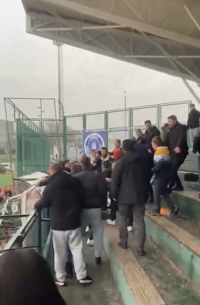 Amatör lig maçında saha boks ringine döndü! Futbolcular tekme tokat kavga etti - Resim : 2