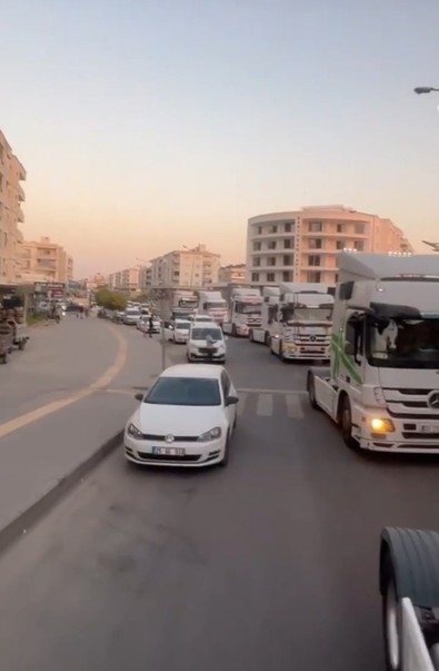 Türkiye'de ilginç bir olay yaşandı... Tırın içerisinde ön tarafta oturan kadın ve erkeği görenler gözlerine inanamadı. Tekrar tekrar baktılar - Resim : 1