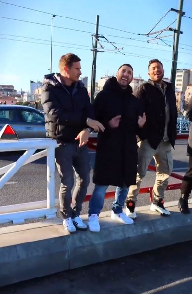 Efsane İngiliz müzik grubu Blue, Galata Köprüsü'nde şarkı söyledi! O anlar sosyal medyaya damga vurdu - Resim : 2