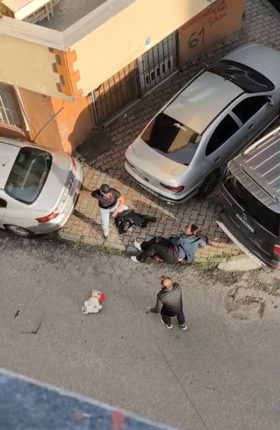 Esenler'de kadın cinayeti! Boşanmak isteyen eşini sokak ortasında bıçakladı: Defalarca tekmeledi - Resim : 1
