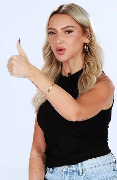 Hadise açık açık söyledi! İlk buluşmada arabanın içinde o hareketi asla istemiyor - Resim : 1