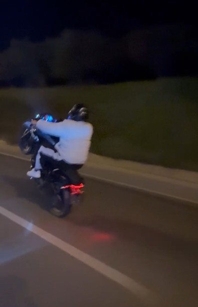 Tehlikeli yolculuk yürekleri ağza getirdi! Eğlence uğruna canını hiçe saydı! - Resim : 1