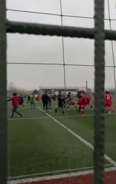 Amatör lig maçında saha boks ringine döndü! Futbolcular tekme tokat kavga etti - Resim : 1