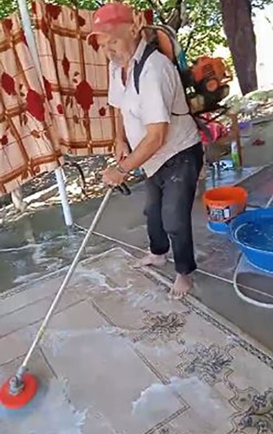 Elazığ'da yazın ot biçtiği makineyle sonbaharda halı yıkadı - Resim : 1