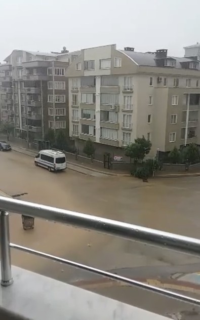 Otobüs terminaline yıldırım düştü! Çatı çöktü, araçlar altında kaldı! - Resim : 2