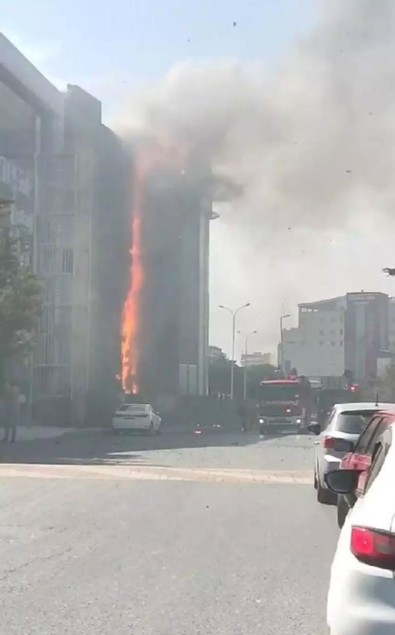 Beylikdüzü'nde bir iş merkezinde yangın çıktı, alevler binayı sardı - Resim : 1