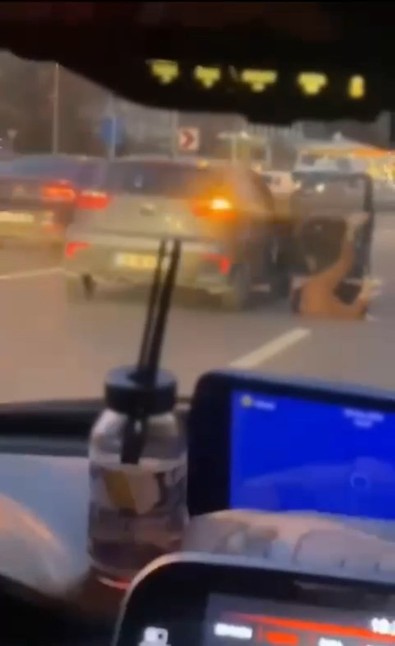 Seyir halindeki araçtan düşen kadını, zorla yine araca bindirdi! - Resim : 1