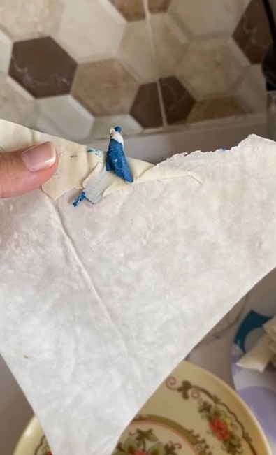 Marketten aldığı yufkadan erimiş plastik çıktı! Görüntüleri sosyal medyadan paylaştı - Resim : 1