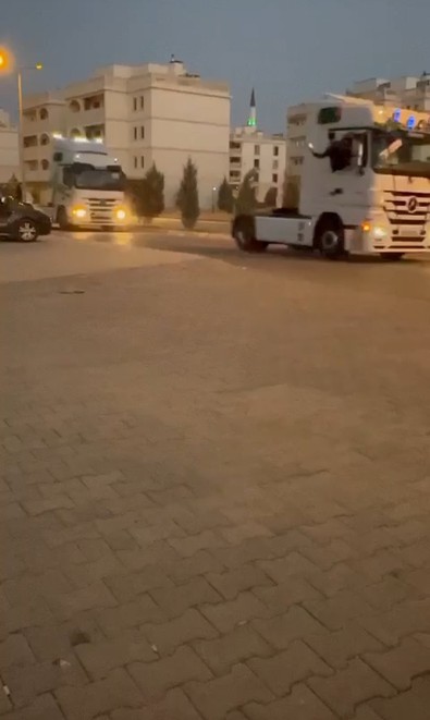 Türkiye'de ilginç bir olay yaşandı... Tırın içerisinde ön tarafta oturan kadın ve erkeği görenler gözlerine inanamadı. Tekrar tekrar baktılar - Resim : 2