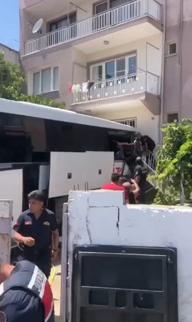 Milas-Söke karayolunda otobüs kazası! Yol kenarındaki bir apartmana girdi! Ölü ve çok sayıda yaralı var! - Resim : 1
