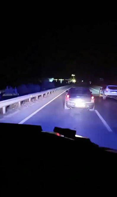 Bebeğin bulunduğu ambulansa inatla yol vermedi: Sağ sol yaparak yolu kapattı! - Resim : 1