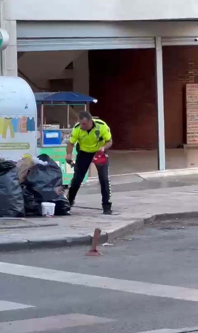 Çöpe atılmış bayrağı fark edince hemen aracını durdurdu! Polis memurunun o hareketi yürekleri ısıttı - Resim : 1