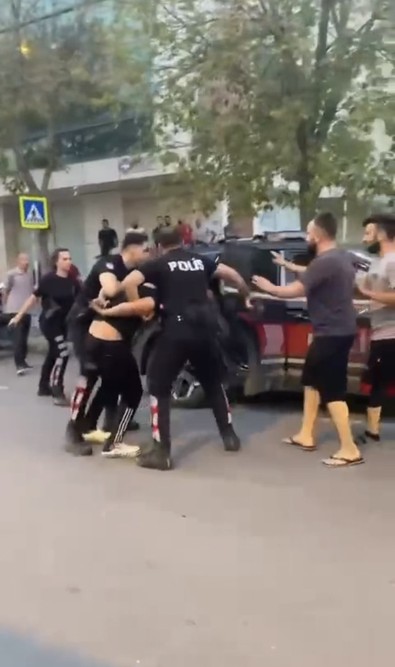 Ataşehir'de korku dolu anlar! Silahı ağzına dayadı: O anlar kamerada - Resim : 1