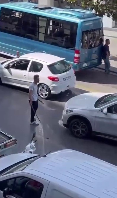 Trafikte korku dolu anlar! Samuray kılıcıyla adeta terör estirdi! Tehdit ve küfürler havada uçtu! O anlar cep telefonu kamerasına yansıdı - Resim : 1