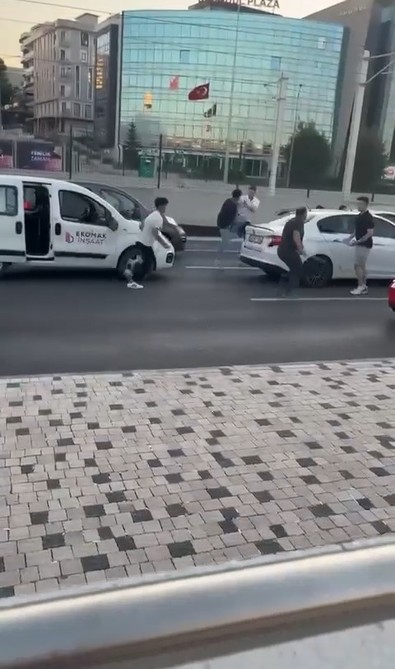 Trafikte baltalı, yumruklu tekmeli kavga! Yumruklar havada uçuştu, korku dolu anlar kameraya yansıdı! - Resim : 1
