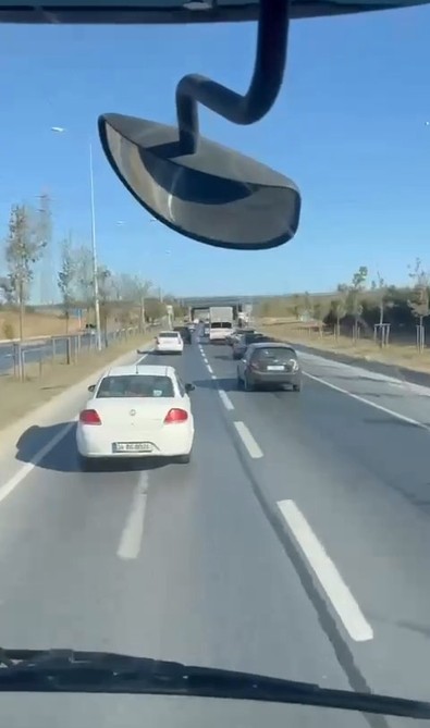 Arnavutköy'de sürücü ani manevra yapınca olanlar oldu! Kamyonet yoldan çıkarak devrildi! Sorumsuz sürücü olay yerinden hızla kaçtı! O anlar kamerada - Resim : 1