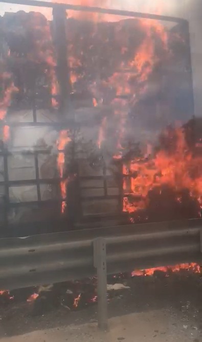 Ümraniye TEM'de korkutan yangın! Seyir halindeki tır alev alev yandı - Resim : 1
