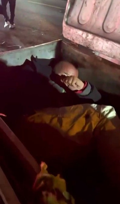 Beylikdüzü’nde çocuk parkında uygunsuz hareketler sergiliyordu! Gençler o şahsı çöp tenekesine attı - Resim : 1