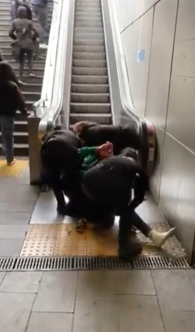 Mecidiyeköy'de akıl almaz olay! Kenyalı kadın başına gelecekleri anlayınca polise karşı soyunarak direndi! - Resim : 1