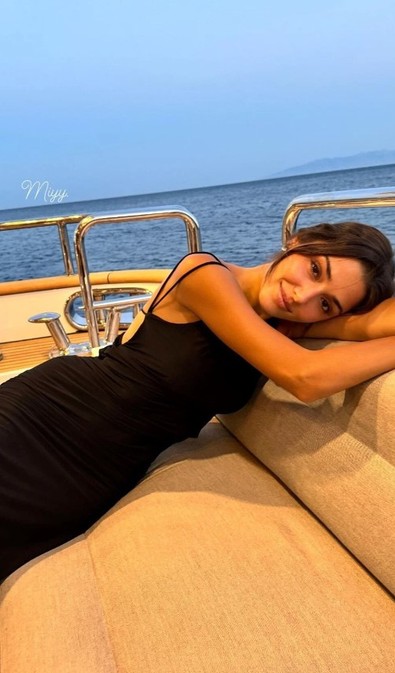 Hande Erçel siyah elbisesiyle büyüledi! Takipçilerinden tam not aldı - Resim : 1