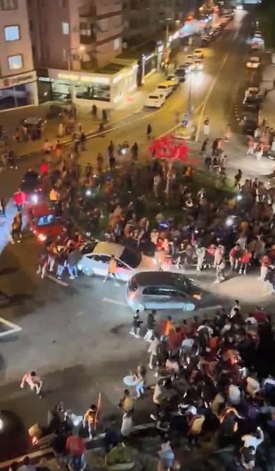 Şampiyonluk kutlaması yapan taraftarların arasına dalmıştı! O sürücünün ifadesi ortaya çıktı! - Resim : 2