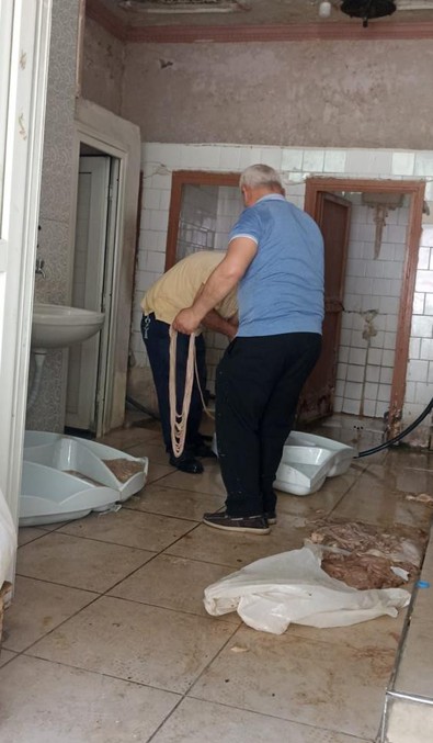 Adana'da mide bulandıran olay! Umumi tuvalette bağırsak temizleme skandalı - Resim : 1