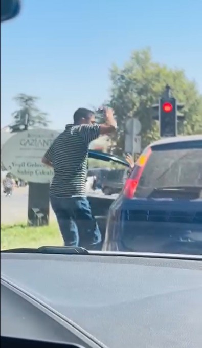 Gaziantep trafik magandaları iş başında! Trafikte tartıştıkları sürücüyü silahla tehdit ettiler! O anlar kameralara yansıdı - Resim : 1