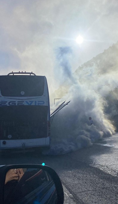 Yolcu otobüsü dumanlar içerisinde kaldı! Yolcular büyük panik yaşadı: Korku dolu anlar kamerada - Resim : 2
