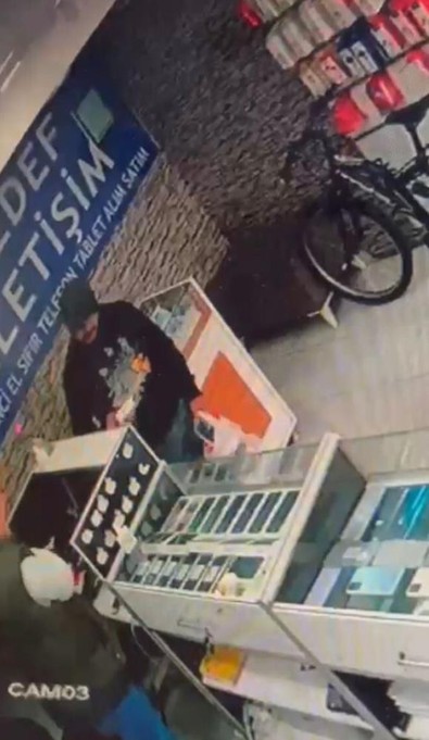 Elindeki boş kutuyu, dolu kutuyla değiştirdi! Saniyeler içinde 70 bin TL değerindeki telefonu çaldı - Resim : 1