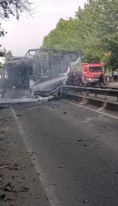 Alev topuna dönen tır bomba gibi patladı! Uzun araç kuyrukları oluştu: Korku dolu anlar kamerada - Resim : 2