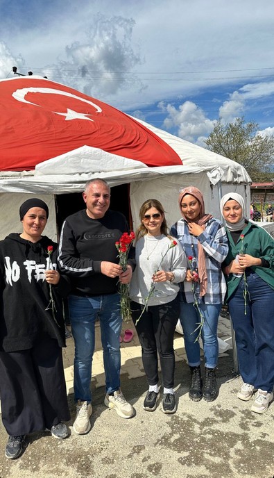 Adanalı kebapçıdan duygulandıran jest! Kadınlar Günü'nde Hatay'a gidip hepsini tek tek gezdi - Resim : 2