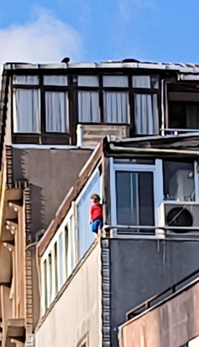İstanbul Sarıyer'de korku dolu anlar! 3 yaşındaki çocuk yürekleri ağızlara getirdi! Pencerenin kenarında yürüdü! Annesi son anda kurtardı! - Resim : 1