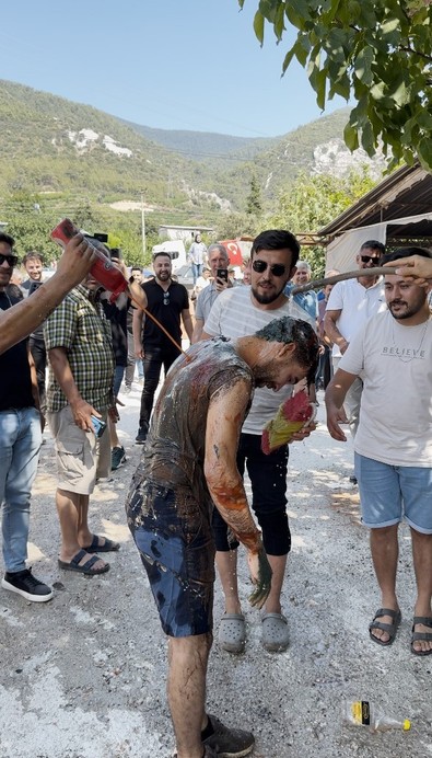 Antalya'da gelin almaya giden damada arkadaşlarından sürpriz! Ellerinden kaçamadı - Resim : 1