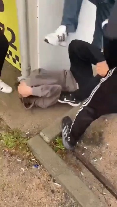 Lise öğrencisini öldüresiye dövüp bıçakladılar! 4 şüpheli yakalandı; o anlar saniye saniye kaydedildi! - Resim : 1