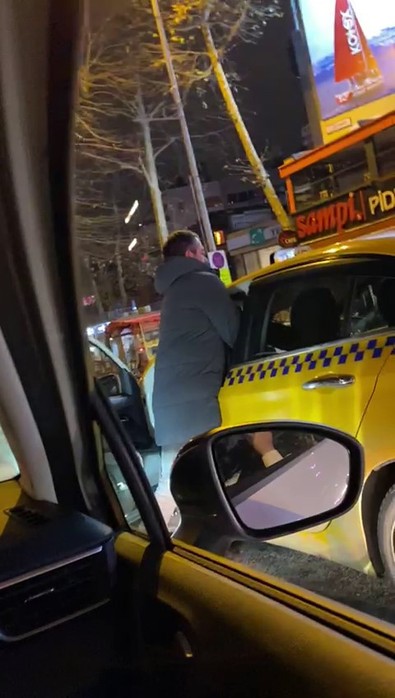 İstanbul’da bir taksici müşteri seçti… Yolcu “Beni almadın” diyerek taksiciyi yumrukladı! O anlar kameraya yansıdı - Resim : 1