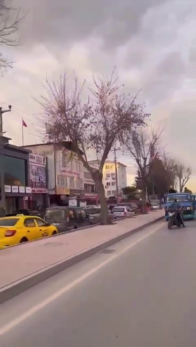 Sakarya'da kaydedilen ilginç görüntüyü görenler, yolda durup durup bir daha baktı. Bunu bir tek Sakarya'da görebilirsiniz - Resim : 1